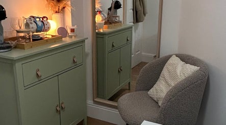 Cozy seating area at Hiolanda Andrade Nails, Dublin, County Dublin, IE, featuring elegant decor and ambient lighting.