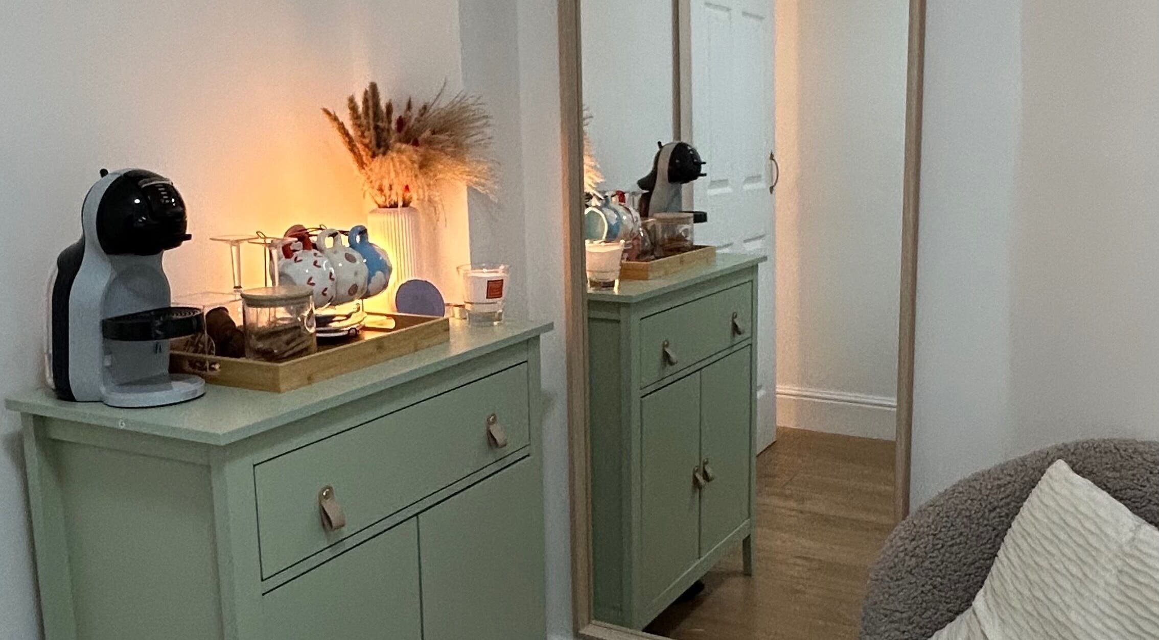 Espaço acolhedor em Hiolanda Andrade Nails, Dublin, County Dublin, IE, com máquina de café e decoração charmosa.