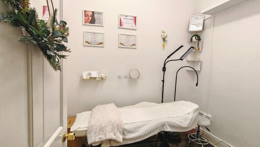 Cabină tratamente la Beautystics Beauty Clinic, Dublin, County Dublin, IE, decorată elegant.