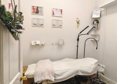 Cabină tratamente la Beautystics Beauty Clinic, Dublin, County Dublin, IE, decorată elegant.