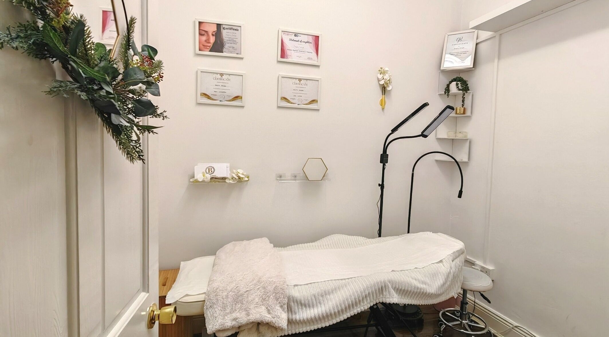 Cabină tratamente la Beautystics Beauty Clinic, Dublin, County Dublin, IE, decorată elegant.