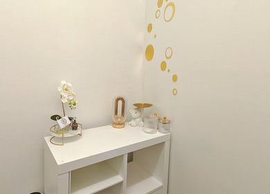 Colț elegant la Beautystics Beauty Clinic, Dublin, County Dublin, IE, cu decor minimalist și lumină caldă.