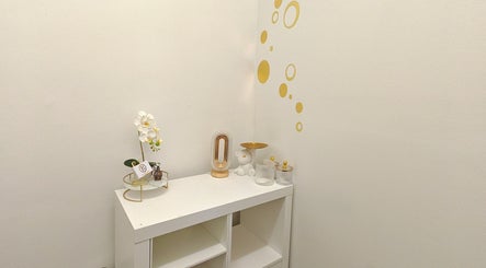 Colț elegant la Beautystics Beauty Clinic, Dublin, County Dublin, IE, cu decor minimalist și lumină caldă.