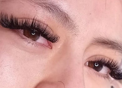 Primer plano de ojos con extensiones en Happy Nails Lashes Badalona, Catalunya, ES.