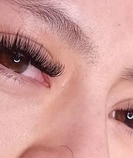 Primer plano de ojos con extensiones en Happy Nails Lashes Badalona, Catalunya, ES.