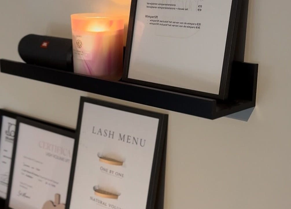 Decoratieve plank met kaars en certificaten bij Studio Elegance, Piershil, Zuid-holland, NL.