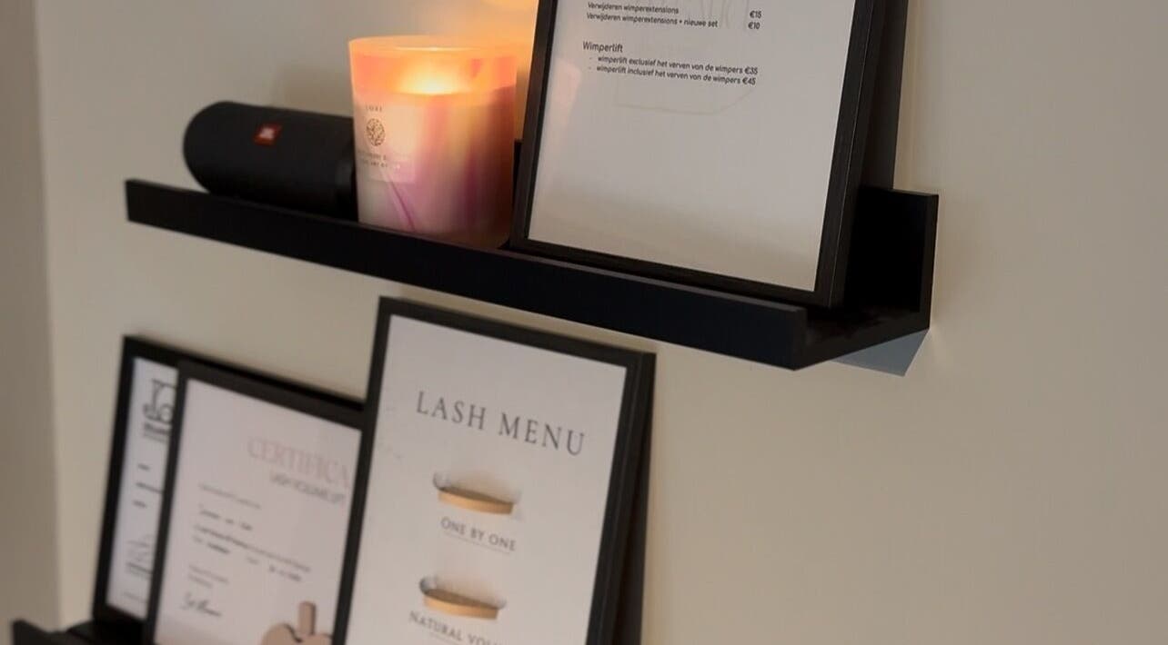 Decoratieve plank met kaars en certificaten bij Studio Elegance, Piershil, Zuid-holland, NL.