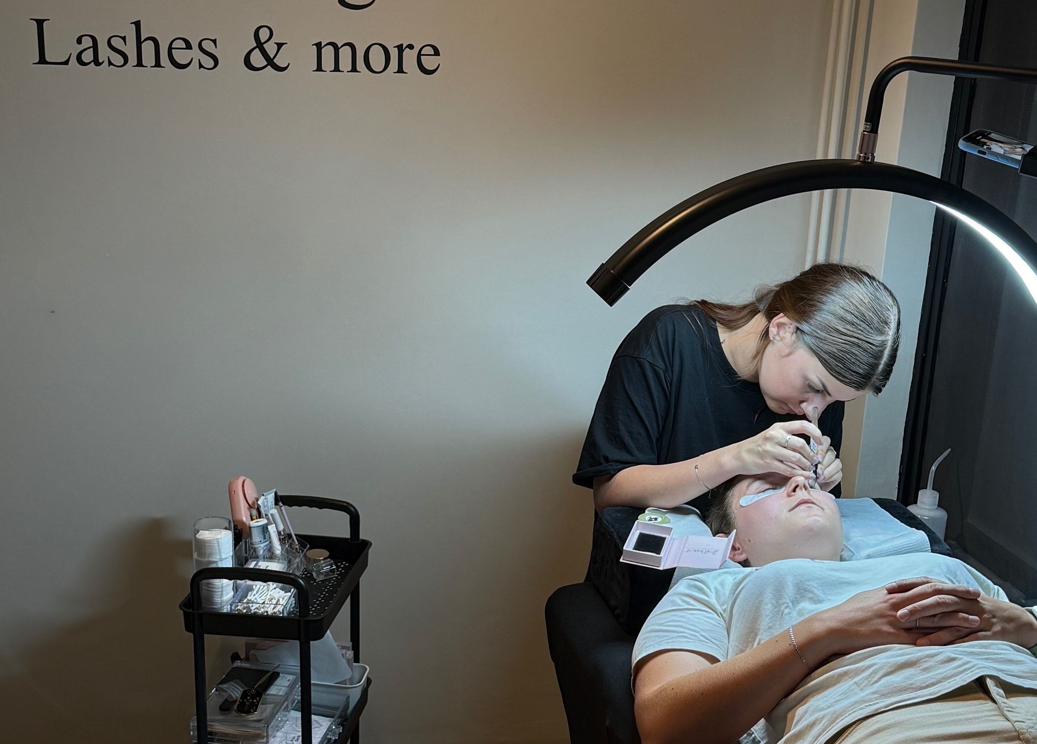 Eyelash extension behandeling bij Studio Elegance in Piershil, Zuid-holland, NL met moderne uitrusting.