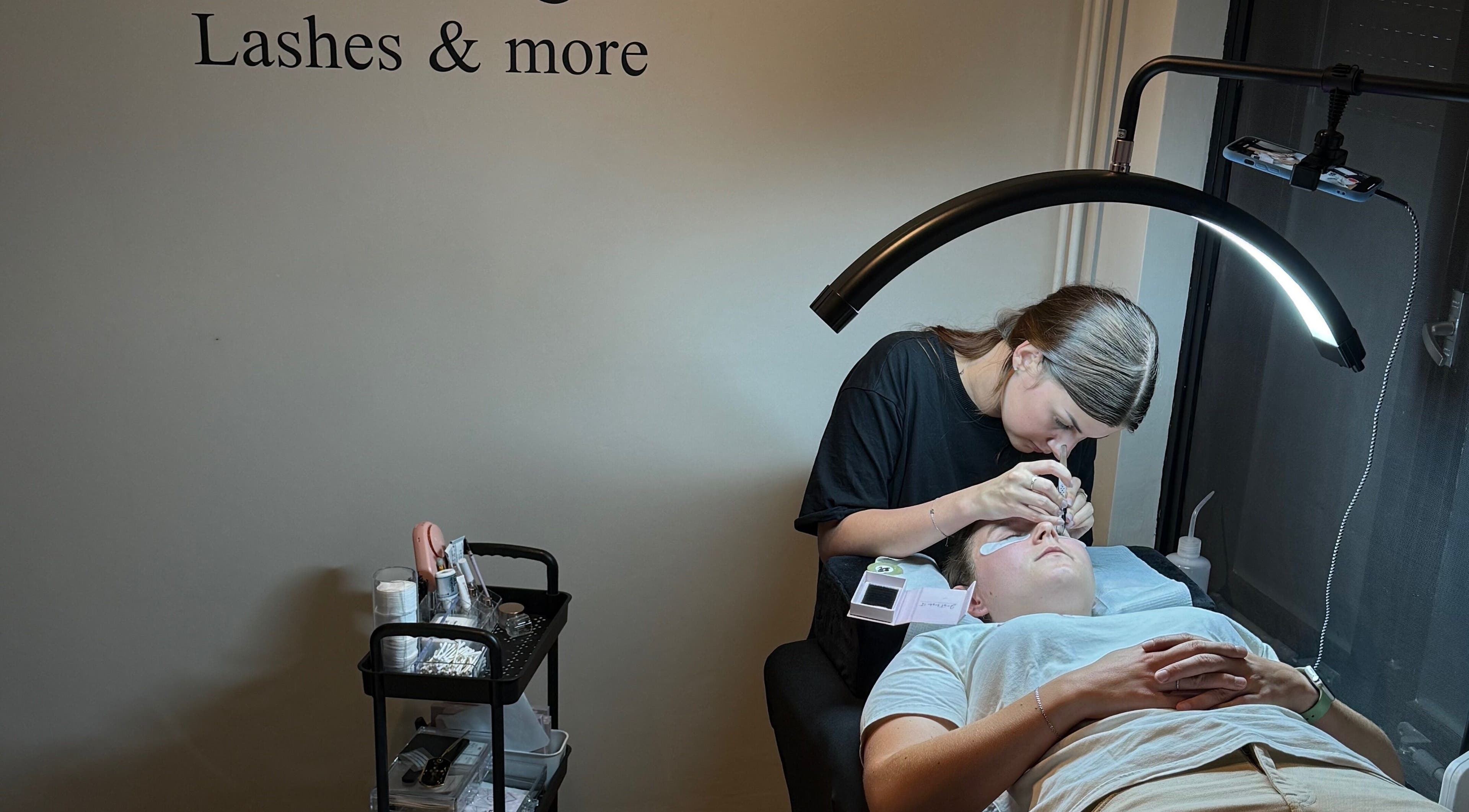 Eyelash extension behandeling bij Studio Elegance in Piershil, Zuid-holland, NL met moderne uitrusting.