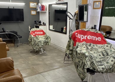 Interior moderno de Meta Corte en San Miguel Del Monte, Provincia De Buenos Aires, AR, con sillas únicas.
