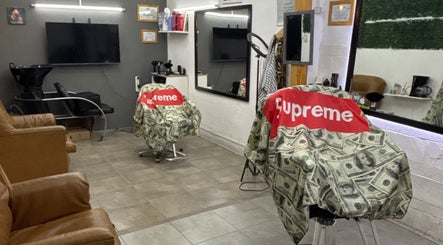 Interior moderno de Meta Corte en San Miguel Del Monte, Provincia De Buenos Aires, AR, con sillas únicas.