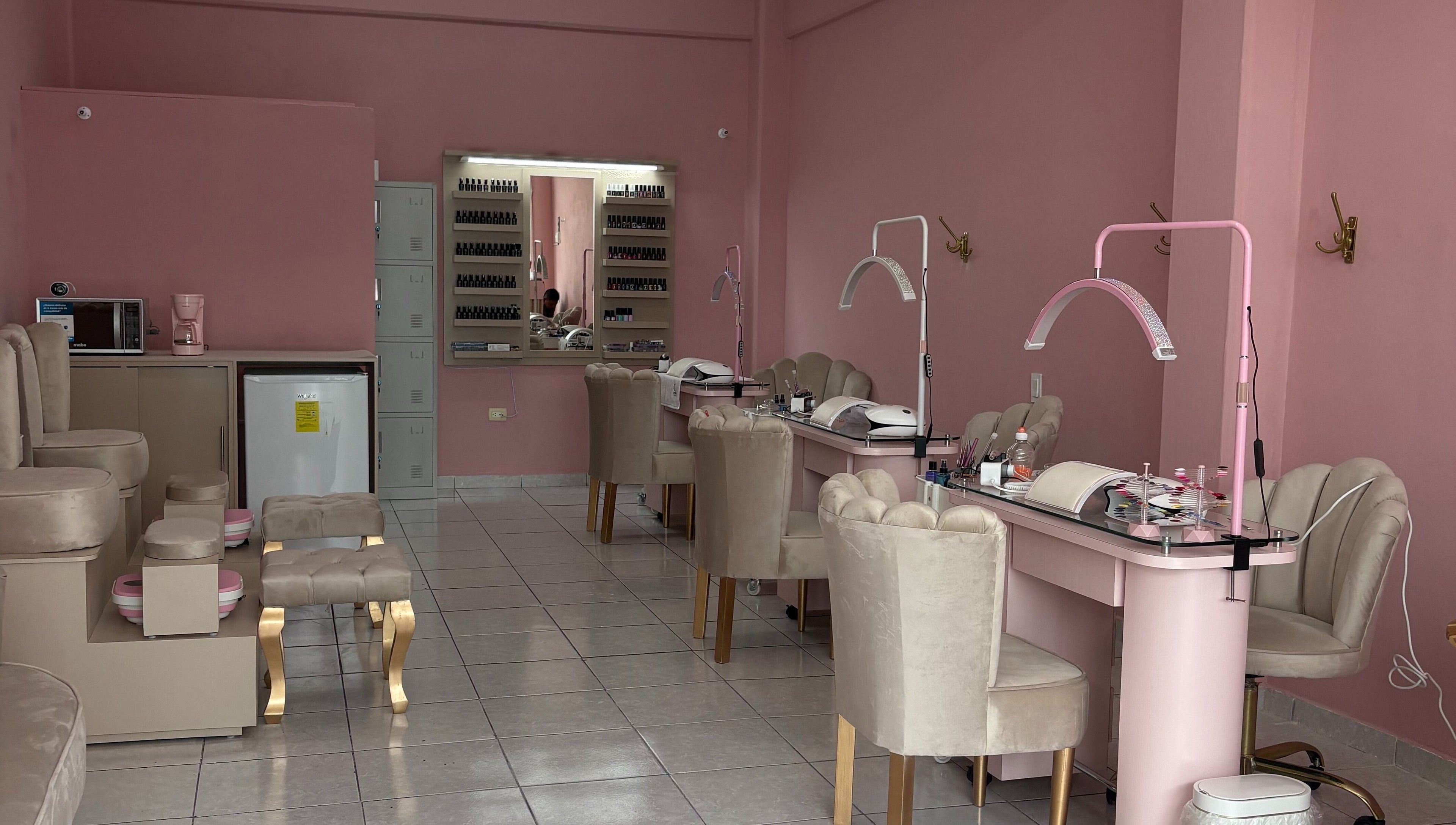 Interior elegante de Coquette, San Andrés Cholula, Puebla, MX, con sillas beige y decoración rosa.