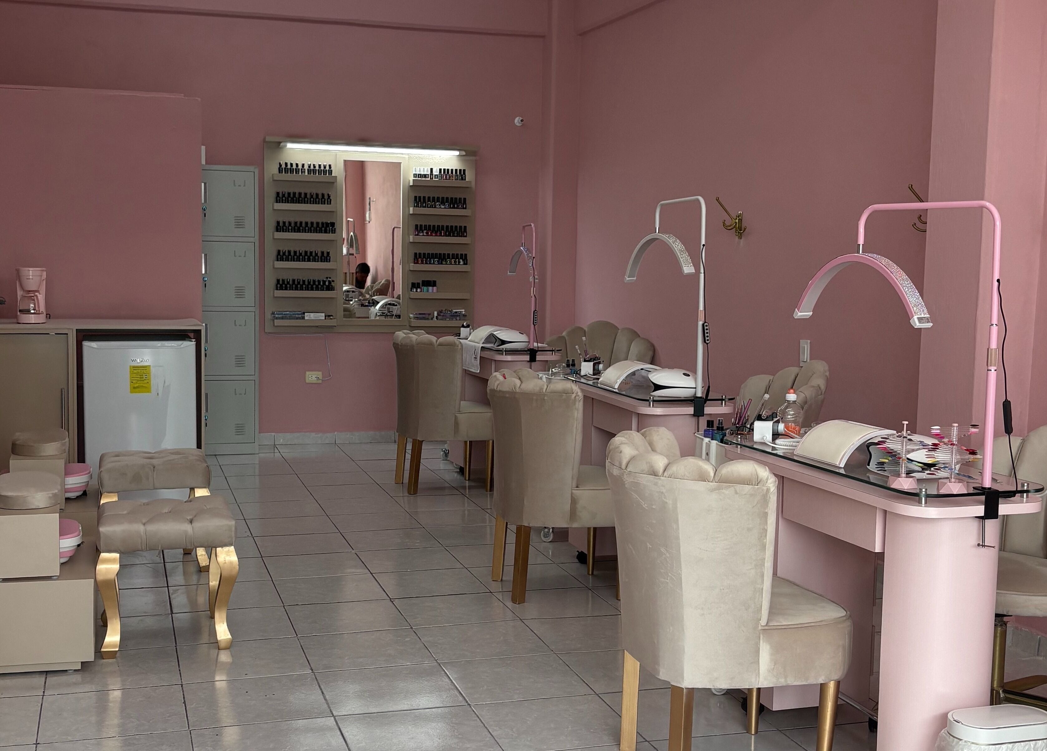 Interior elegante de Coquette, San Andrés Cholula, Puebla, MX, con sillas beige y decoración rosa.