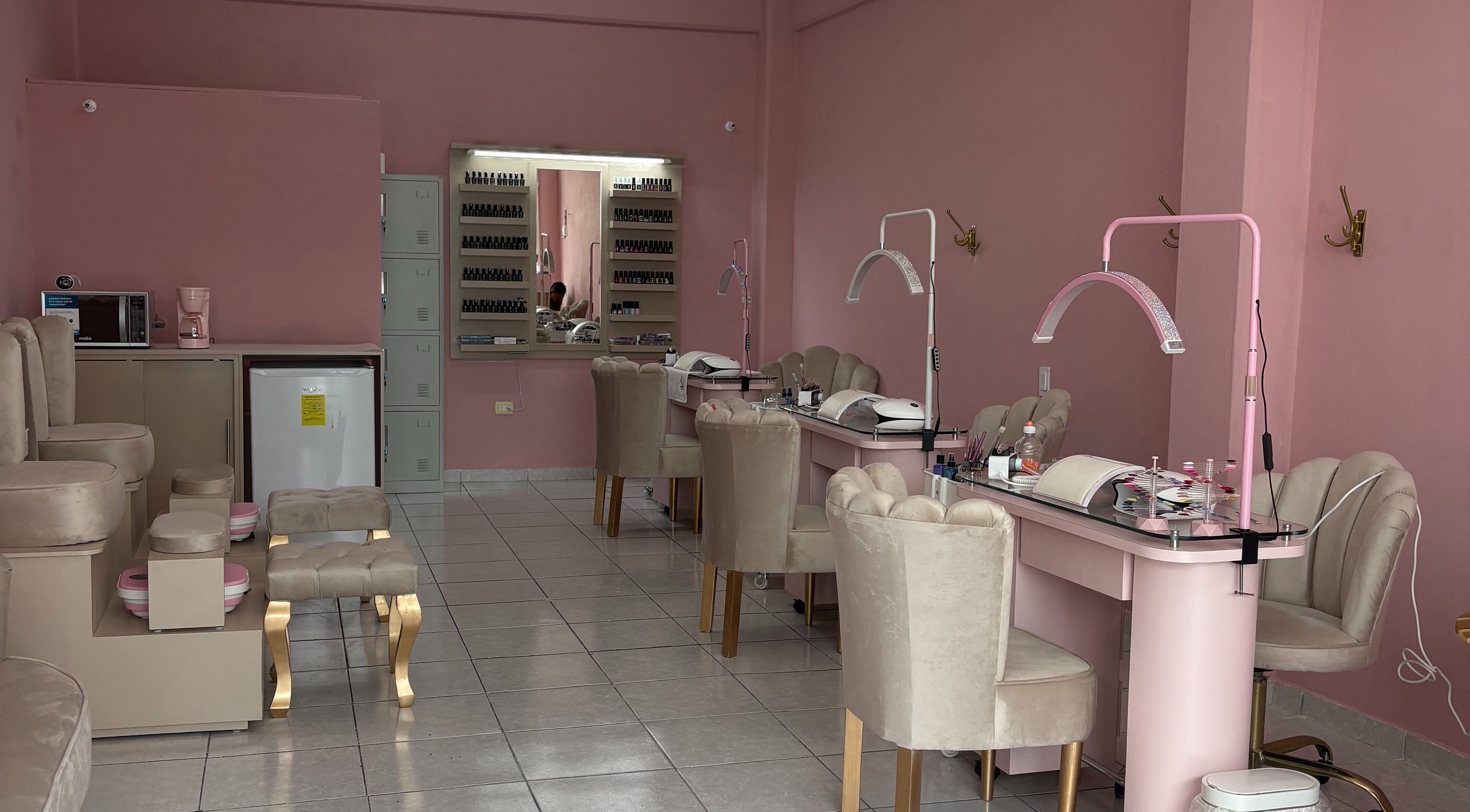 Interior elegante de Coquette, San Andrés Cholula, Puebla, MX, con sillas beige y decoración rosa.