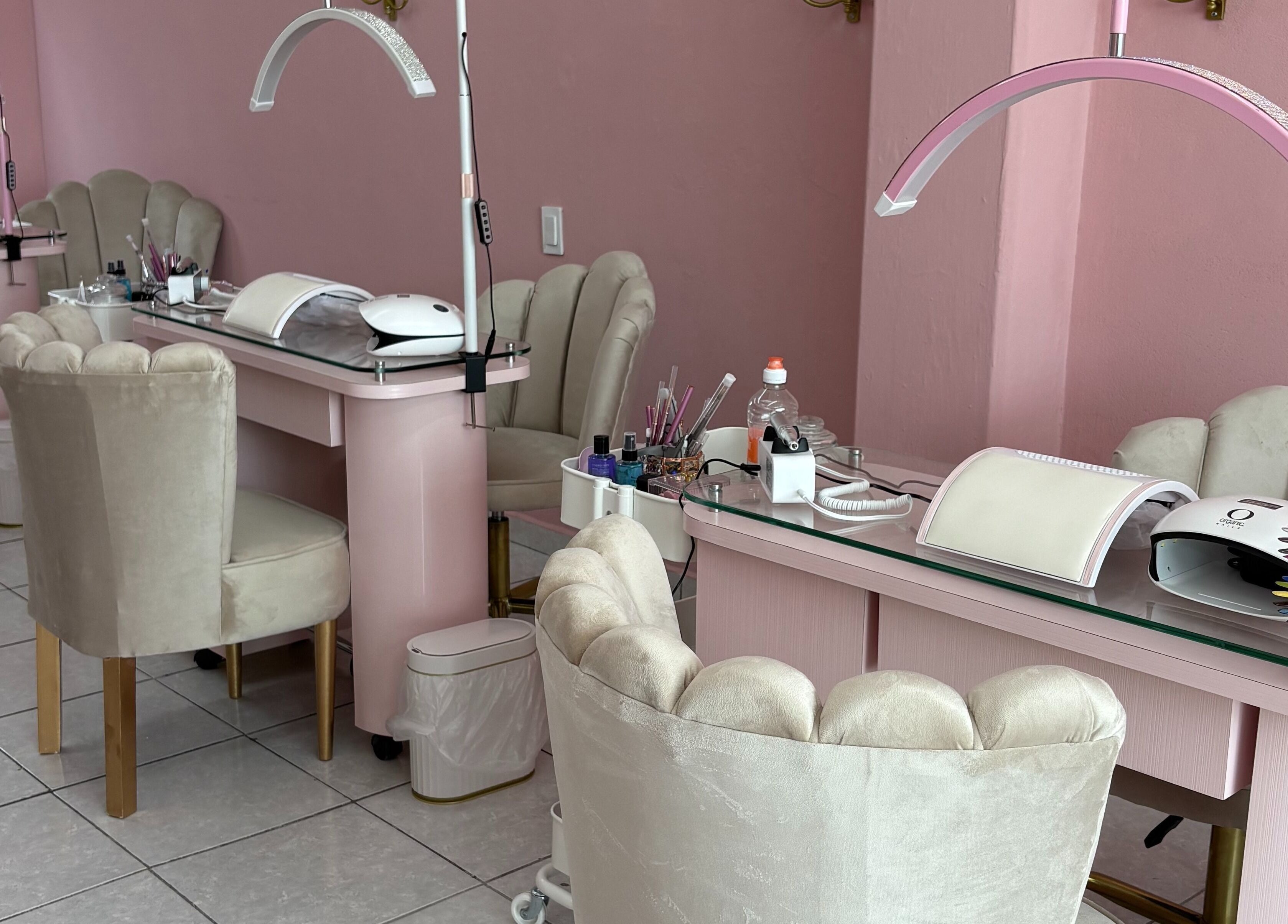 Elegante estación de manicura en Coquette, San Andrés Cholula, Puebla, MX, con sillas de terciopelo y lámparas LED.