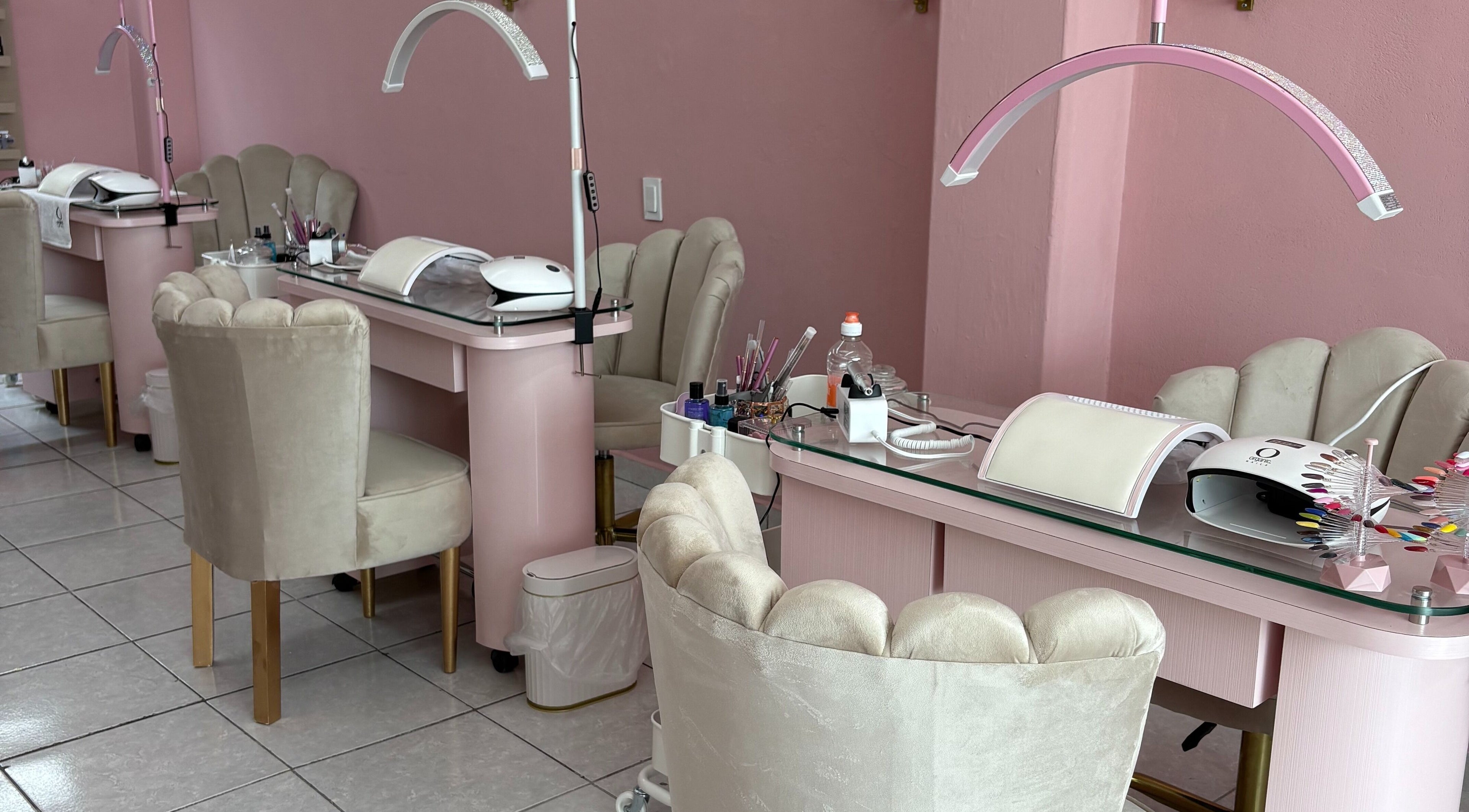 Elegante estación de manicura en Coquette, San Andrés Cholula, Puebla, MX, con sillas de terciopelo y lámparas LED.