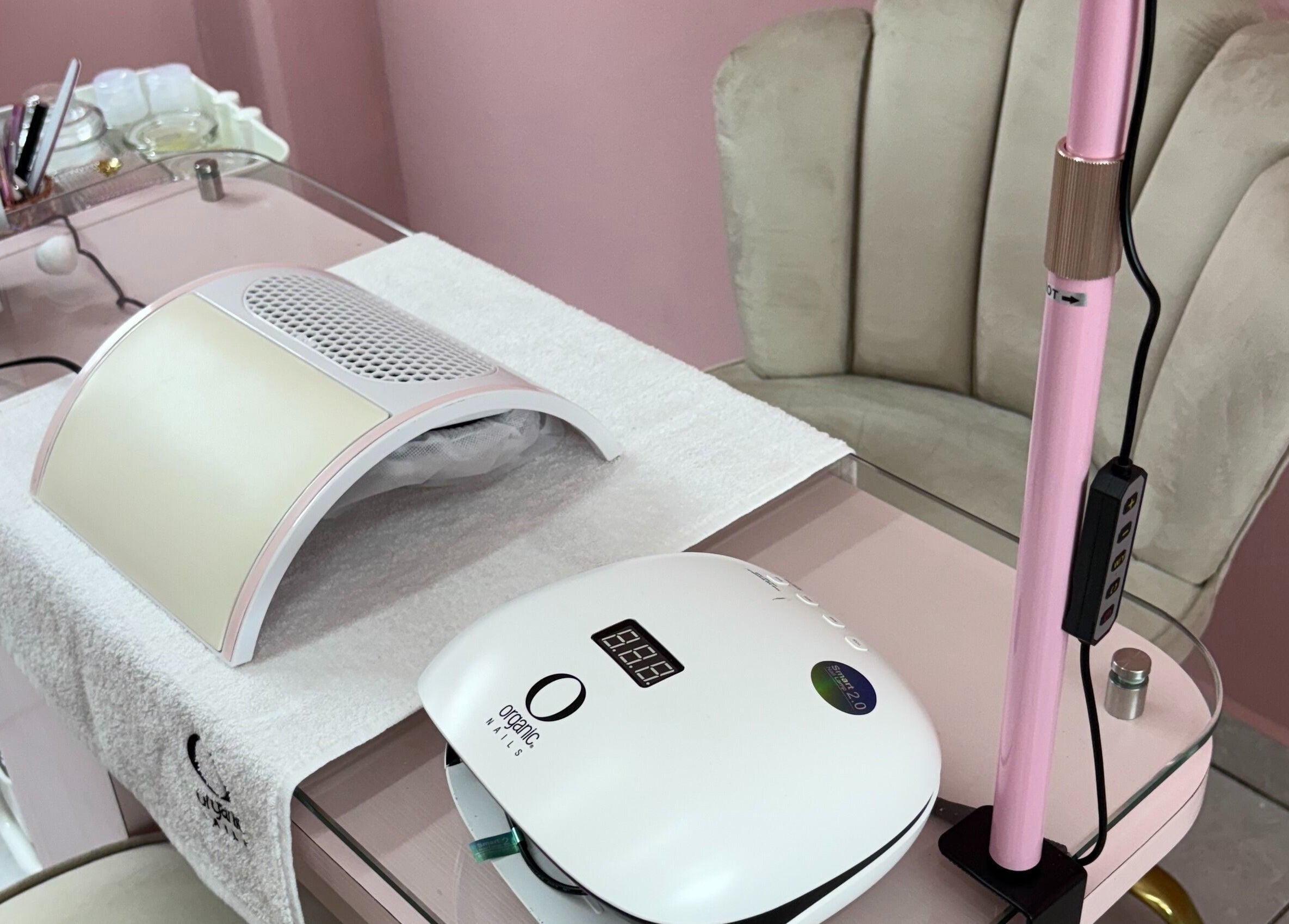 Estación de manicura en Coquette, San Andrés Cholula, Puebla, MX, con lámpara LED y herramientas de uñas.