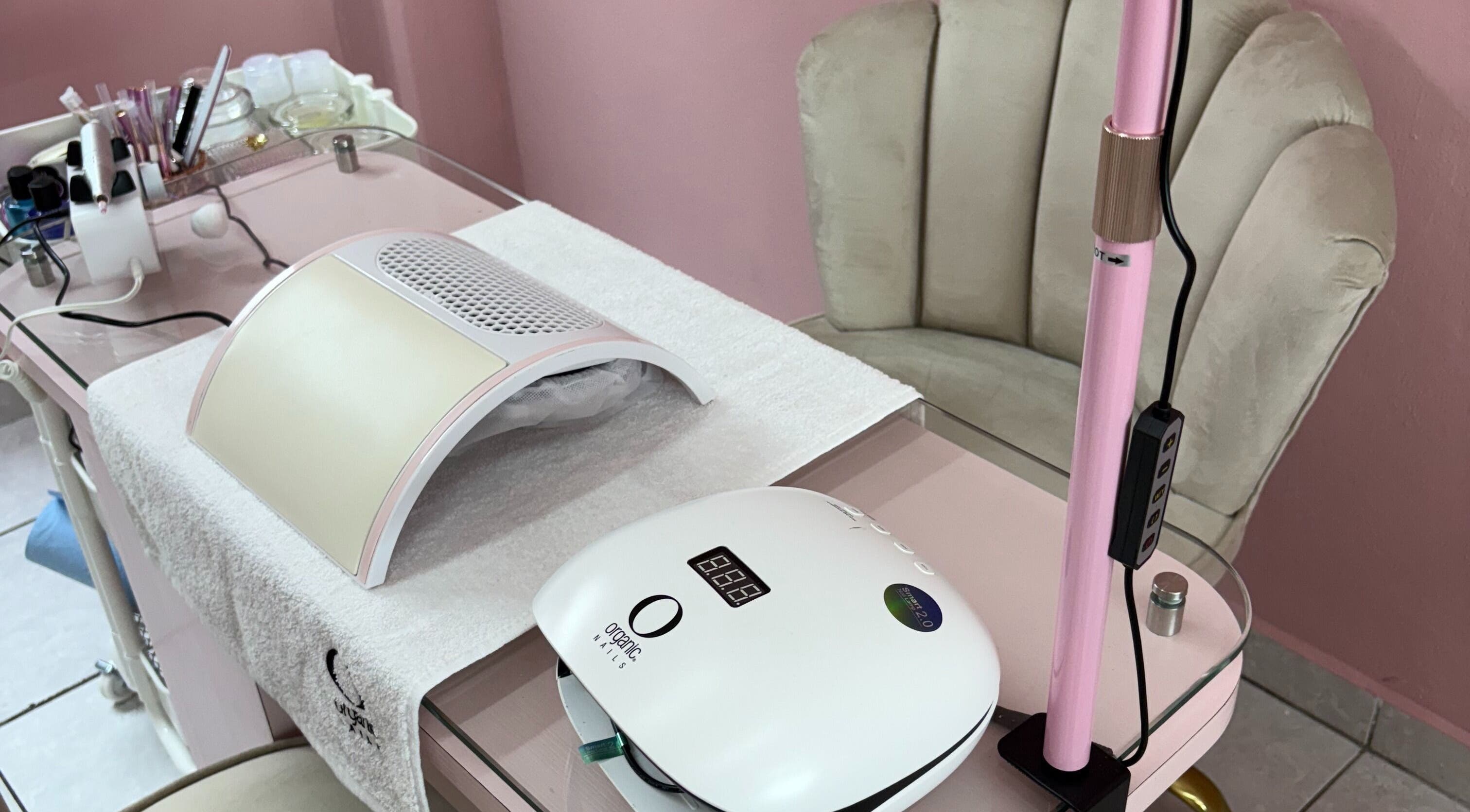 Estación de manicura en Coquette, San Andrés Cholula, Puebla, MX, con lámpara LED y herramientas de uñas.