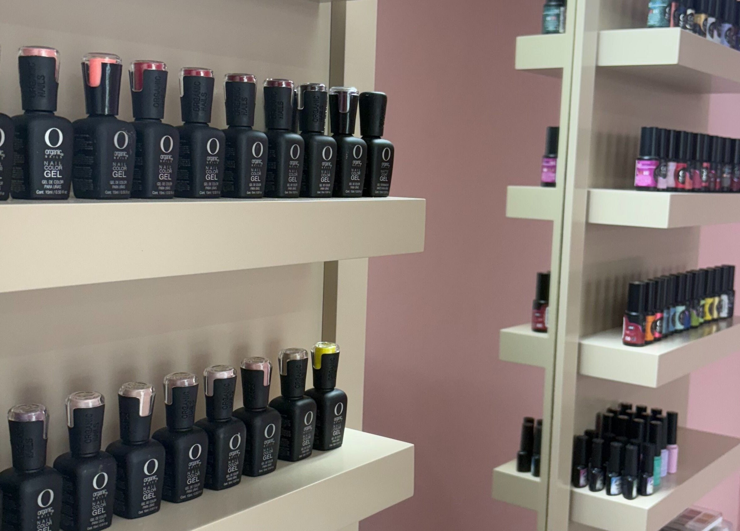 Exhibición de esmaltes en Coquette, San Andrés Cholula, Puebla, MX.