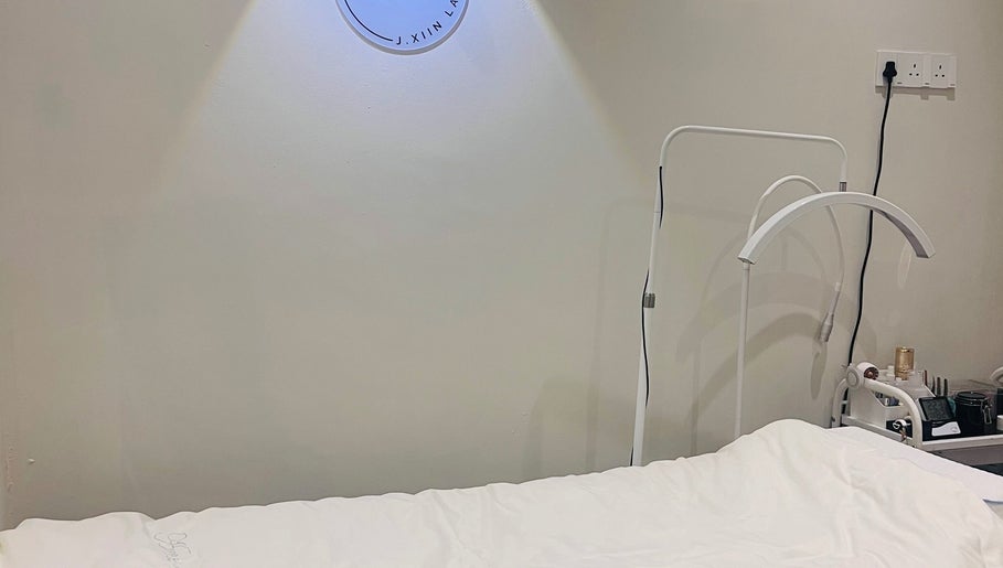Cozy treatment room at J.Xiin Lash in Johor Bahru, Johor Darul Ta'zim, MY with a modern setup.