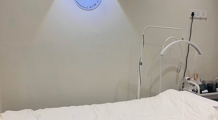 Cozy treatment room at J.Xiin Lash in Johor Bahru, Johor Darul Ta'zim, MY with a modern setup.