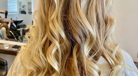 Blonde wavy hairstyle at Mana Hair in Avalon Beach, NSW, AU, showcasing expert salon services.