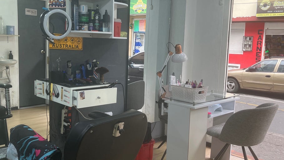 Interior moderno de Barberia GoldCuts Studio en Bogotá, Bogotá, CO, con silla de barbero y herramientas profesionales.