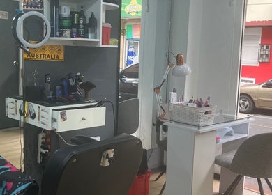 Interior moderno de Barberia GoldCuts Studio en Bogotá, Bogotá, CO, con silla de barbero y herramientas profesionales.