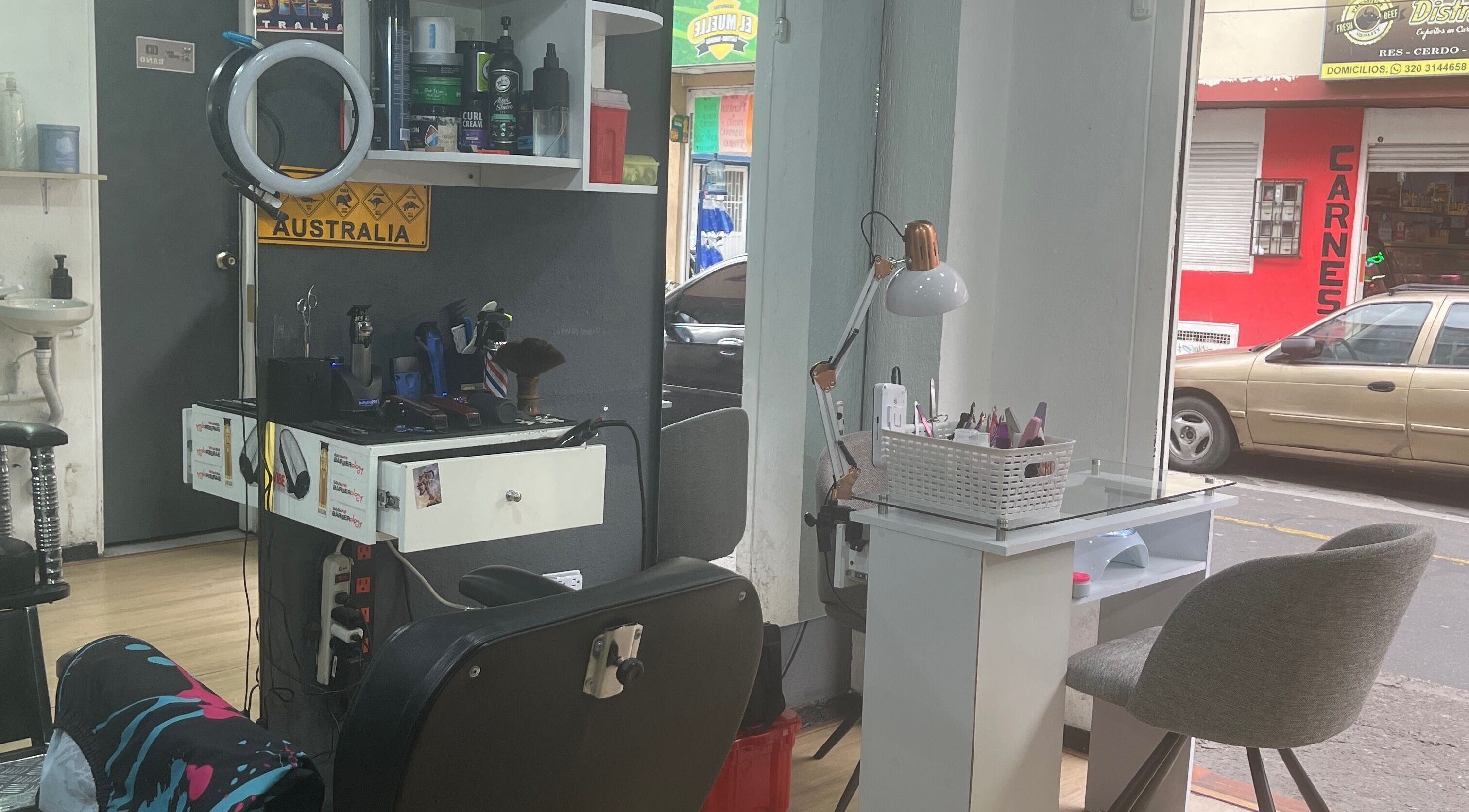 Interior moderno de Barberia GoldCuts Studio en Bogotá, Bogotá, CO, con silla de barbero y herramientas profesionales.