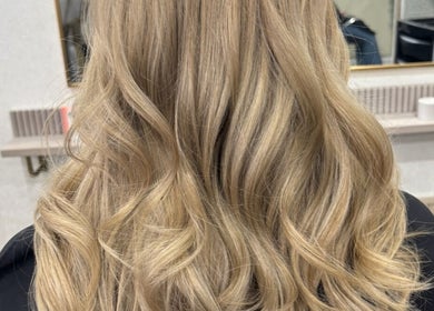 Blonde wavy hairstyle at Hairbylianne salon in Leeds, England, GB, showcasing expert hair styling.