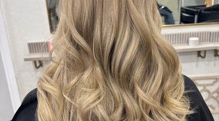 Blonde wavy hairstyle at Hairbylianne salon in Leeds, England, GB, showcasing expert hair styling.