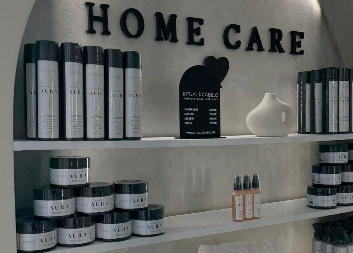 Produits de soin capillaire chez STUDIO CAPILLAIRE à Suresnes, Île-de-France, FR, sur une étagère élégante.