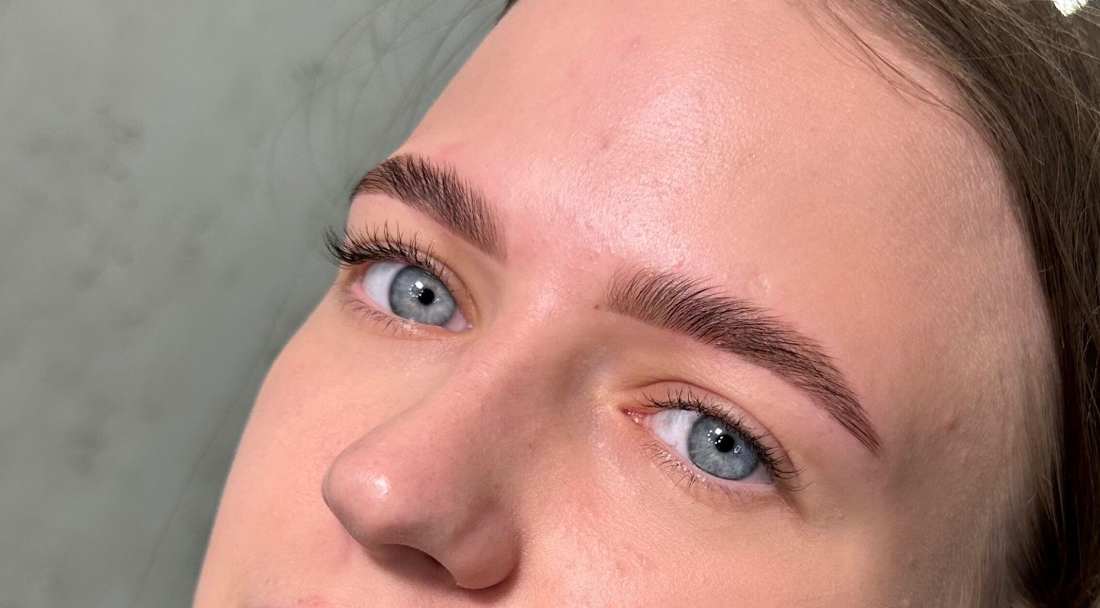 Вид крупним планом ідеальних брів у Beauty Bar by Olena Yahodzinska, Środa Wielkopolska, Województwo Wielkopolskie, PL.