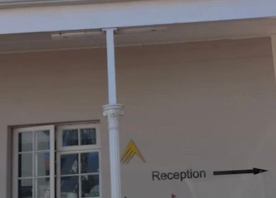 Entrance of Dynamic Muscle Recovery, Cape Town, Western Cape, ZA, marked by a reception arrow.