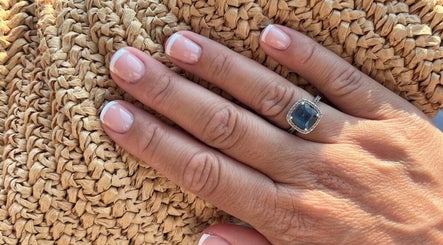 Manucure française Van Glow à Contes, Provence-alpes-côte D'azur, FR, sur fond de sac tressé.