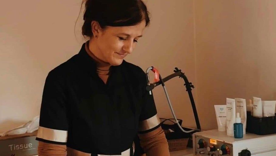 Wellnessspecialist aan het werk bij Schoonheidsinstituut Amaris in Izegem, Vlaanderen, BE.