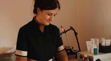 Wellnessspecialist aan het werk bij Schoonheidsinstituut Amaris in Izegem, Vlaanderen, BE.