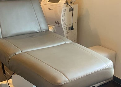 Comfortabele behandelstoel bij Schoonheidsinstituut Amaris in Izegem, Vlaanderen, BE voor ultieme wellness.