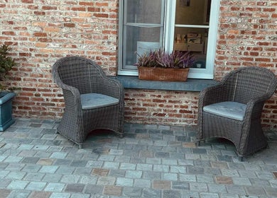 Gezellig terras met rieten stoelen bij Schoonheidsinstituut Amaris in Izegem, Vlaanderen, BE.