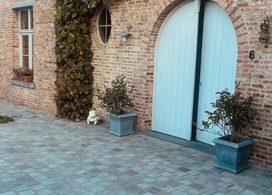 De charmante ingang van Schoonheidsinstituut Amaris in Izegem, Vlaanderen, BE met bakstenen gevel en planten.