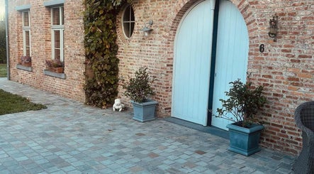 De charmante ingang van Schoonheidsinstituut Amaris in Izegem, Vlaanderen, BE met bakstenen gevel en planten.