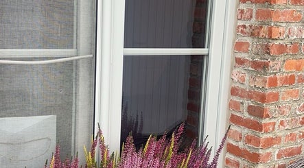 Gezellige zithoek met bloemen bij Schoonheidsinstituut Amaris in Izegem, Vlaanderen, BE.