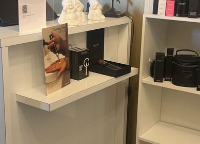 Productdisplay bij Schoonheidsinstituut Amaris in Izegem, Vlaanderen, BE met schoonheidsproducten.