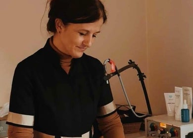 Schoonheidsspecialiste bij Schoonheidsinstituut Amaris, izegem, Vlaanderen, BE, biedt gezichtsbehandeling.