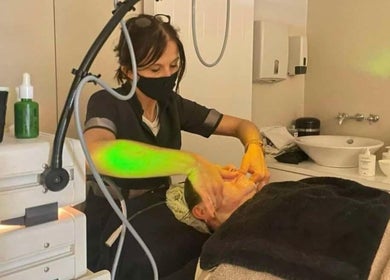 Gezichtsmassage bij Schoonheidsinstituut Amaris, Izegem, Vlaanderen. Ontspanning en verzorging voor de huid.