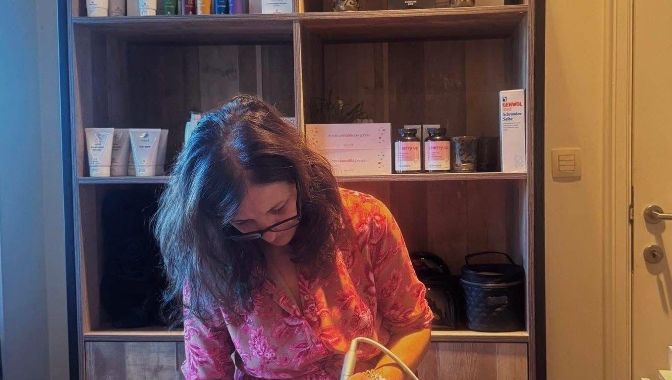 Medewerker van Schoonheidsinstituut Amaris in Izegem, Vlaanderen, BE bezig met behandelingsvoorbereidingen.