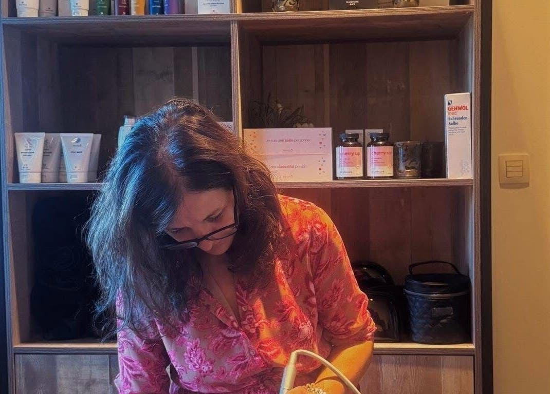 Medewerker van Schoonheidsinstituut Amaris in Izegem, Vlaanderen, BE bezig met behandelingsvoorbereidingen.