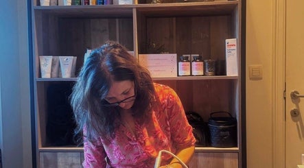 Vrouw met bril aan het werk bij Schoonheidsinstituut Amaris in Izegem, Vlaanderen, BE.