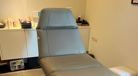 Moderne behandelstoel bij Schoonheidsinstituut Amaris in Izegem, Vlaanderen, BE voor ultiem comfort.