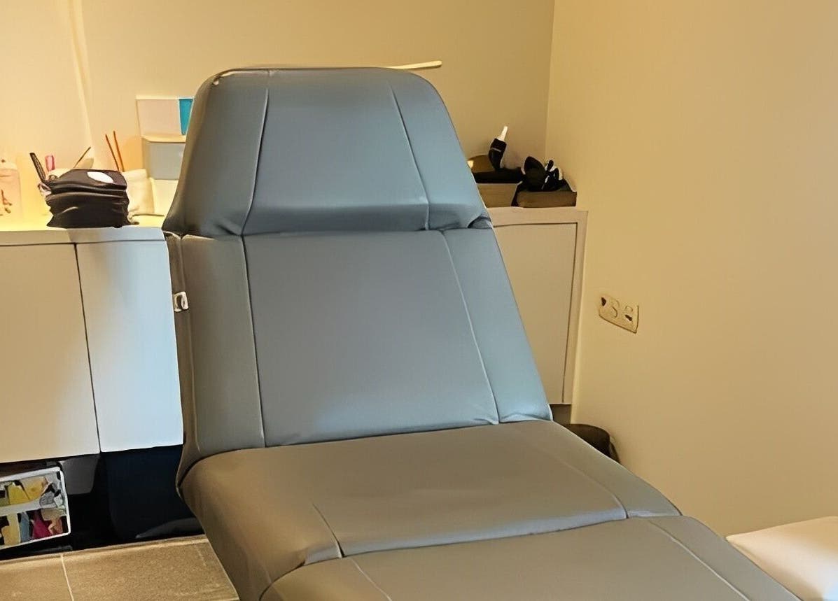 Ontspannende behandelstoel bij Schoonheidsinstituut Amaris in Izegem, Vlaanderen, BE.